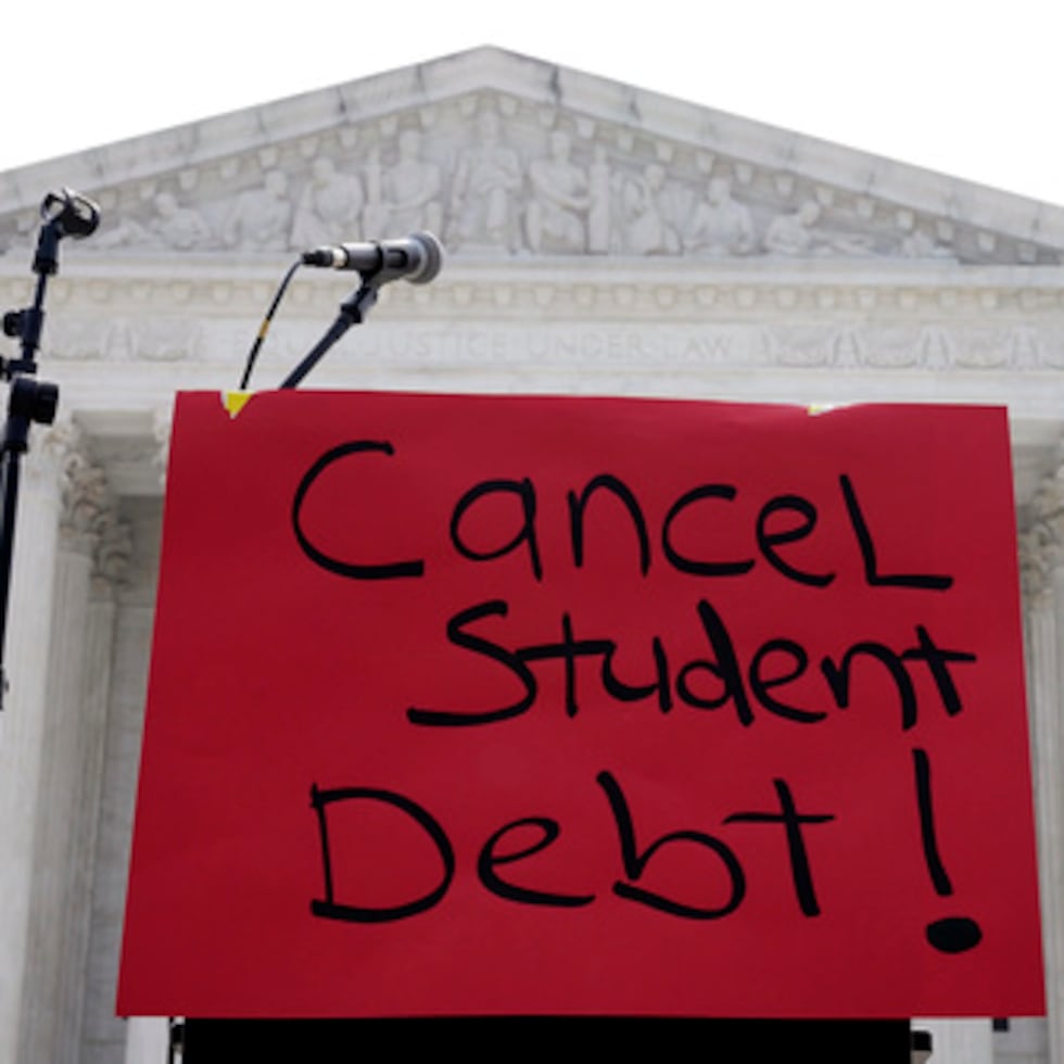 El presidente Trump criticó los esfuerzos de la administracion Joe Biden por cancelar deuda estudiantil