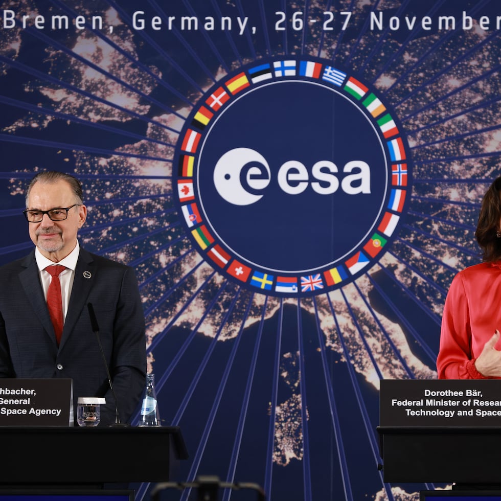 En la imagen, el director ejecutivo de la ESA, Josef Aschbacher (izda) y la ministra de Investigación, Tecnología y Espacio de Alemania, Dorothee Bär. La ESA saca adelante su mayor presupuesto y enviará a tres astronautas rumbo a la Luna