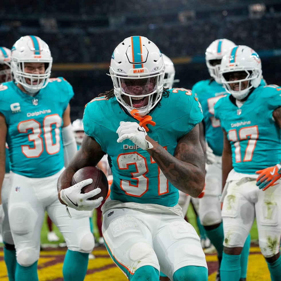 Ollie Gordon II (31), al centro, celebra un touchdown en el terreno del Santiago Bernabéu.