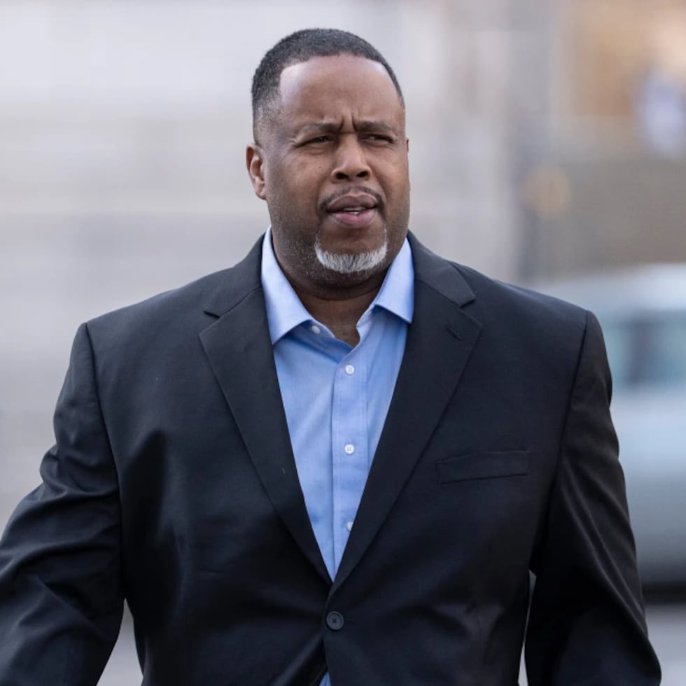 Este es Damon Jones, exjugador y asistente en la NBA, implicado junto a otros en un operativo contra las apuestas ilegales.