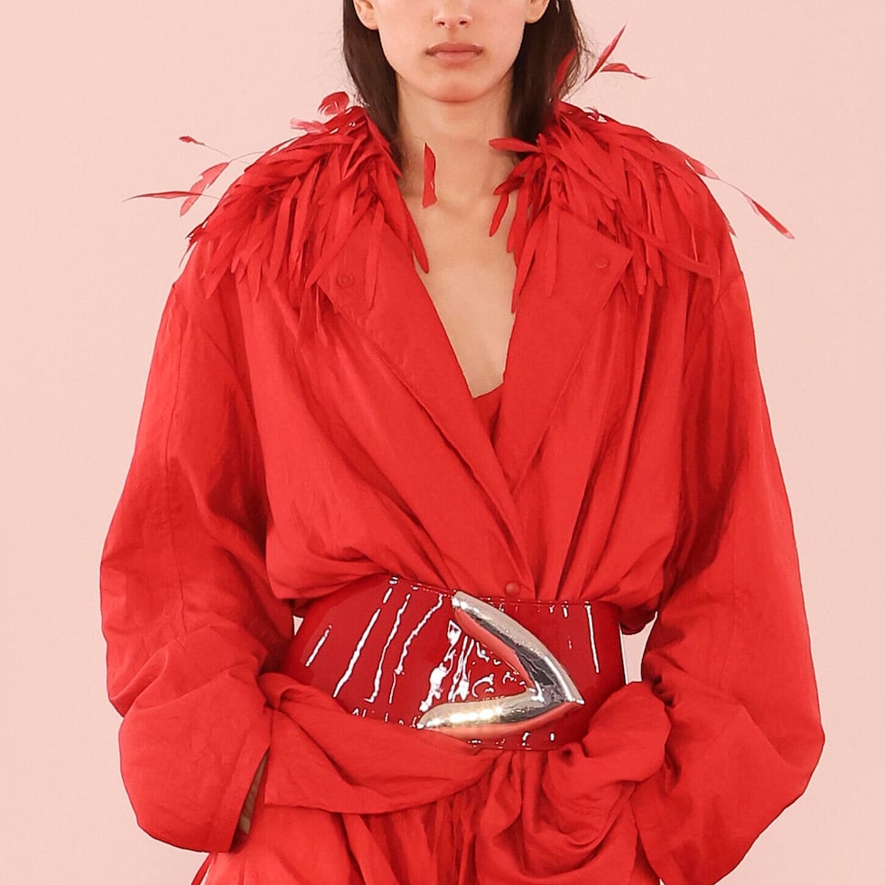 El rojo hace su entrada triunfal a la primavera de la mano de grandes firmas como Dior, Celine y Brandon Maxwell. Este color simboliza fuerza, poder y seguridad, por lo que no puede faltar en tu clóset esta temporada
