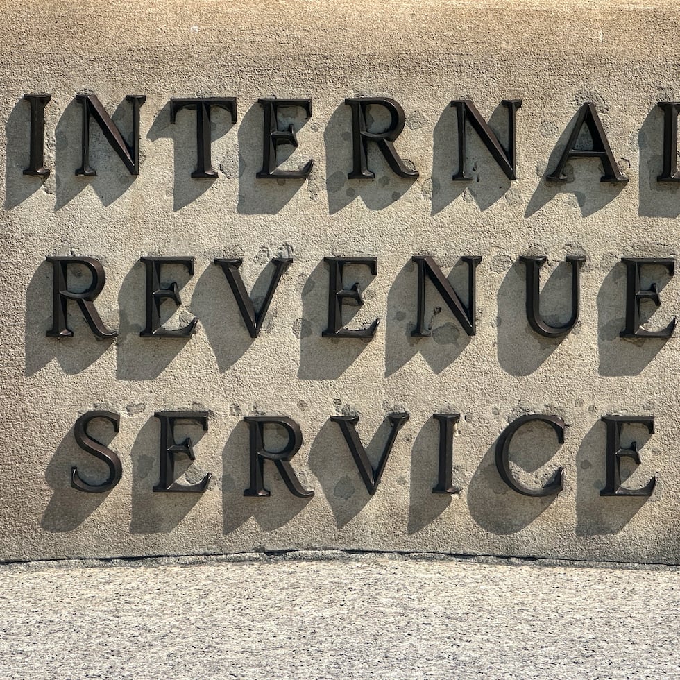 Cada año, el IRS publica su lista de las doce estafas fiscales más comunes dirigidas a los contribuyentes.