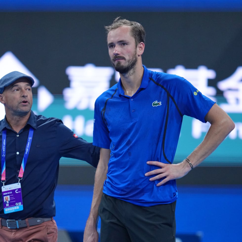 Daniil Medvedev tras ser descalificado de su partido ante Novak Djokovic en el Abierto de China.