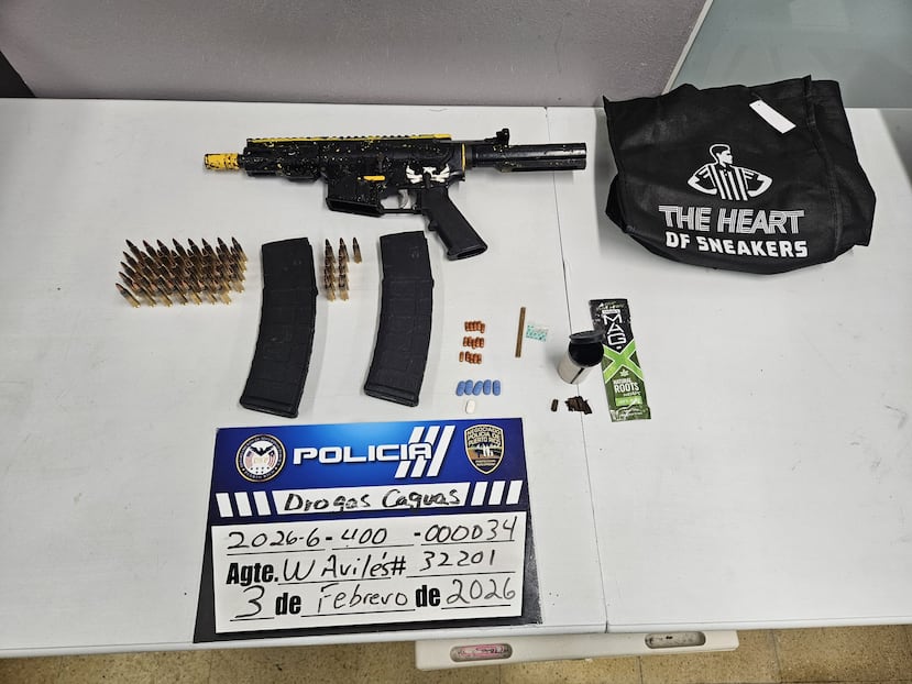 La Policía indicó que encontraron un rifle y municiones.