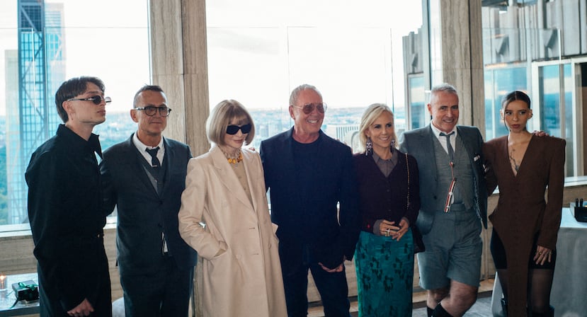 La artista estuvo junto a Steven Kolb, Thom Browne, Anna Sui, Michael Kors y Anna Wintour, dando la bienvenida a los invitados en el cóctel que abrió la Semana de la Moda de Nueva York