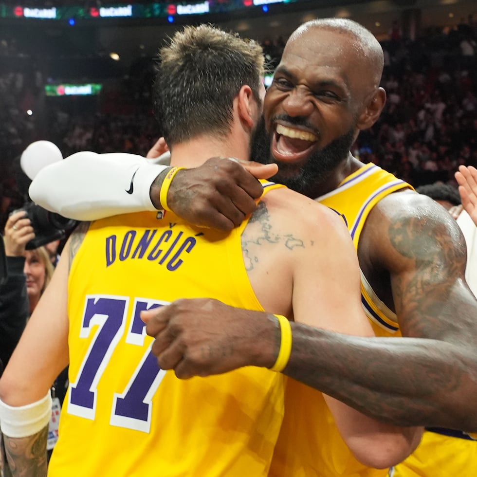 Luka Doncic celebra su noche de 60 puntos con LeBron James.