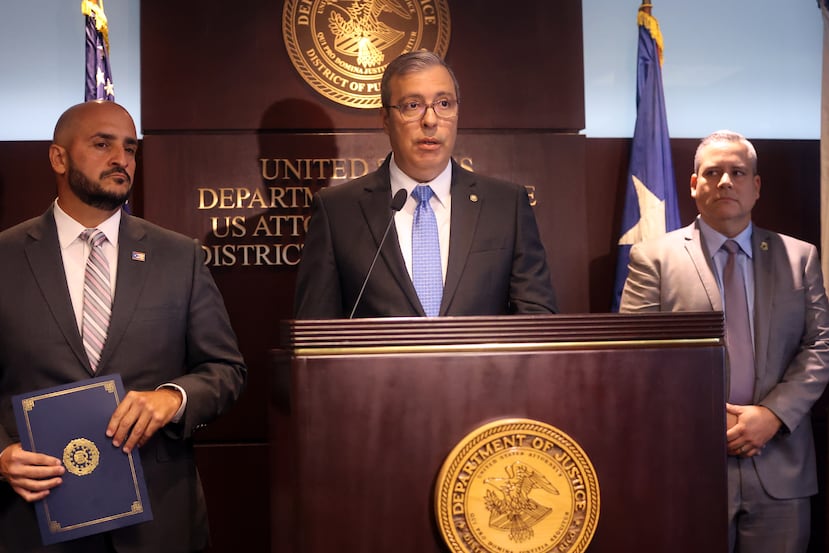 El subdirector de la Fiscalía federal en Puerto Rico, Héctor Ramírez Carbó (centro), habla sobre la acusación de cuatro carteros por afectar la entrega de papeletas de voto adelantado de la Comisión Estatal de Elecciones y el caso contra una exempleada del Seguro Social por el robo millonario de fondos mediante fraude.