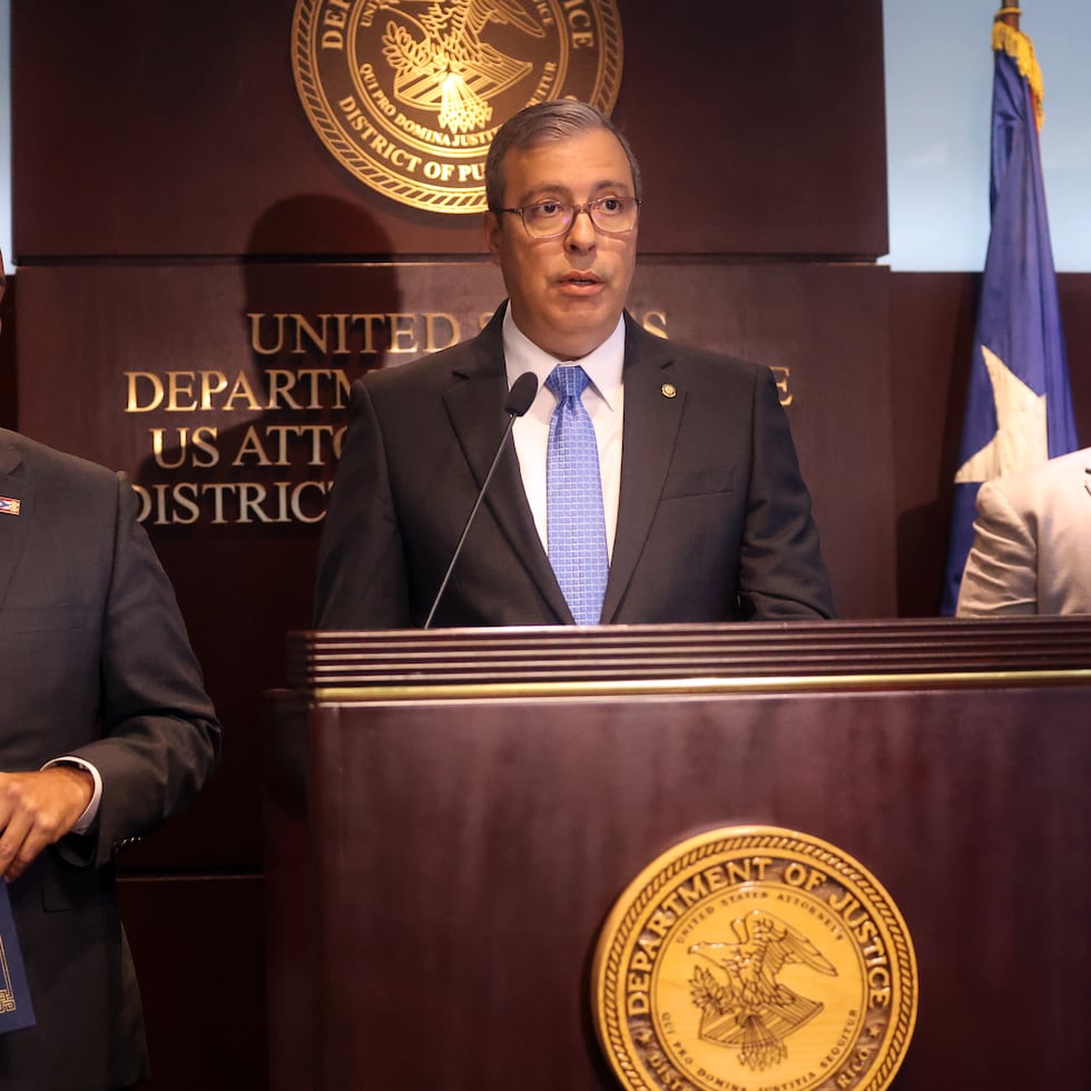 El fiscal federal interino Héctor Ramírez-Carbó (al centro) explicó que la acusación representa un paso significativo para combatir el tráfico de armas de fuego en la Isla.