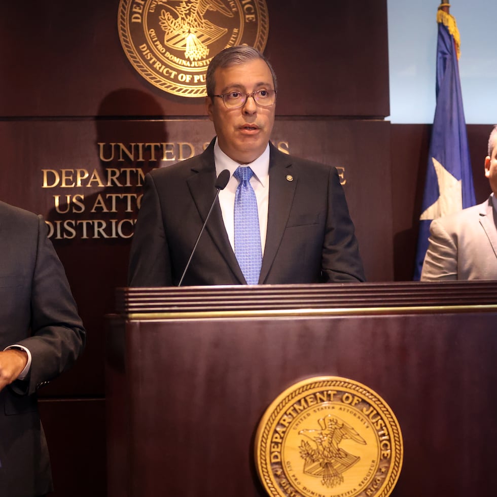 El subdirector de la Fiscalía federal en Puerto Rico, Héctor Ramírez Carbó (centro), lleva 17 años laborando en la Fiscalía federal.