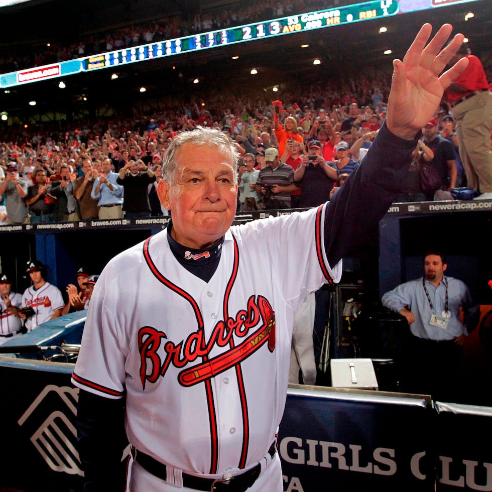 Foto del 11 de octubre del 2010, el mánager de los Bravos de Atlanta Bobby Cox saluda a los aficionados en el juego 4 de la Serie Divisional ante los Gigantes de San Francisco. (AP Foto/Dave Martin, Archivo)