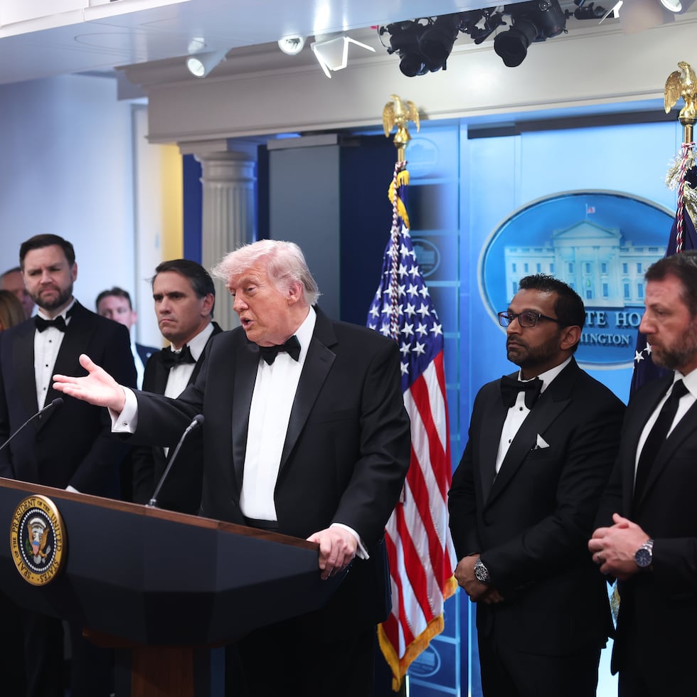 Acompañado de funcionarios de su gobierno, Donald Trump habla durante una conferencia de prensa en la Casa Blanca tras el arresto de un sospechoso con armas en el edificio donde se encontraba el presidente.