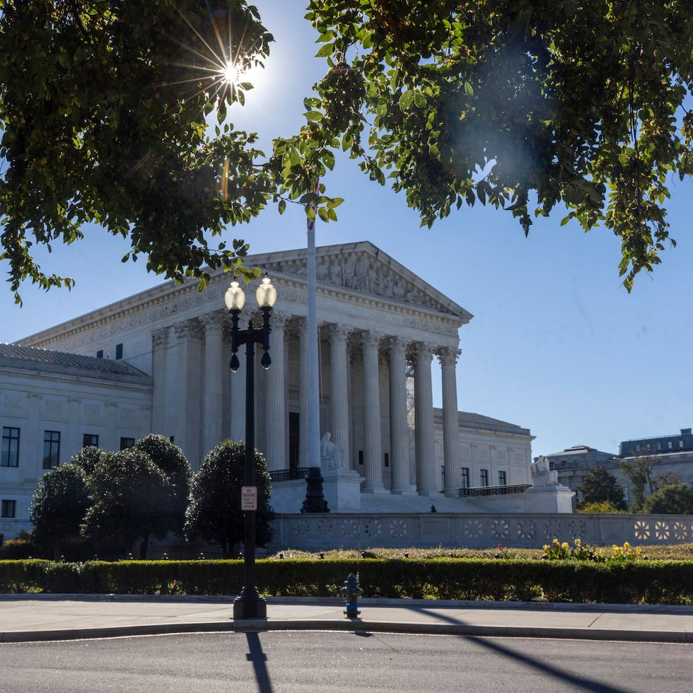 La mayoría conservadora (6-3) del alto tribunal ya ha avalado en los últimos años varias reclamaciones de grupos religiosos frente a normas de igualdad, por lo que la admisión de este caso vuelve a situar en primer plano el choque entre libertad religiosa y derechos del colectivo LGTBIQ+ en Estados Unidos.