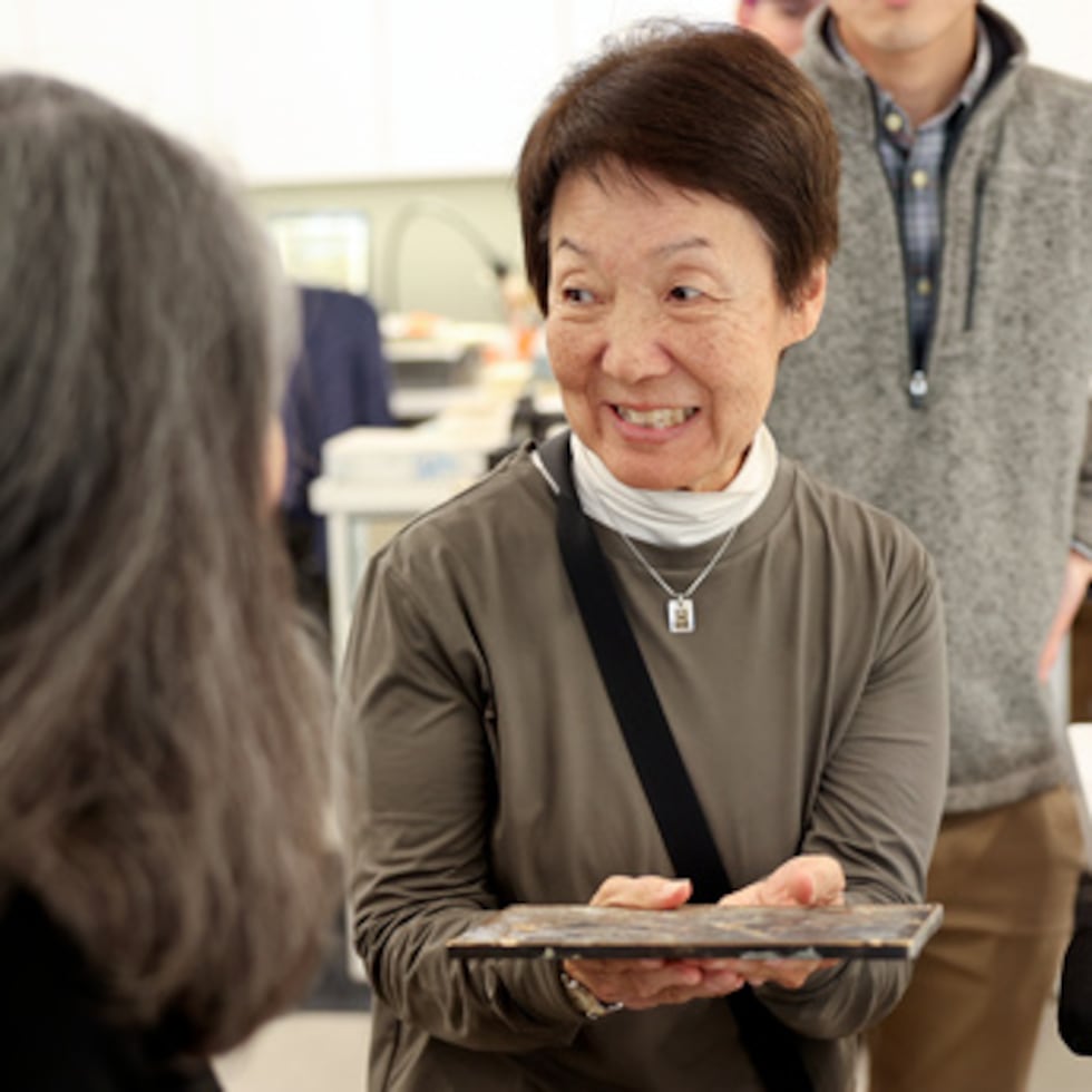 Iglesia japonesa abre cápsula del tiempo centenaria en Utah.