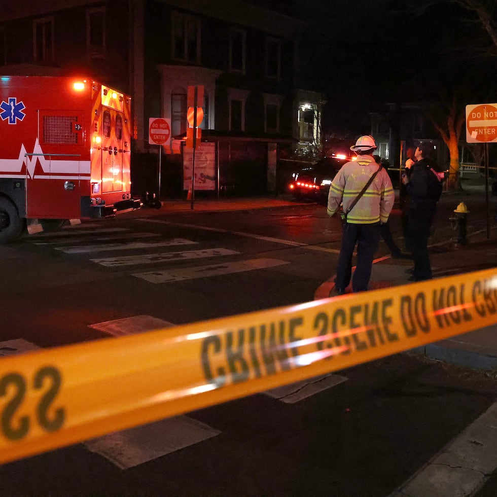 Las autoridades no divulgaron de inmediato detalles sobre la condición de las víctimas, ni sobre las circunstancias del tiroteo.