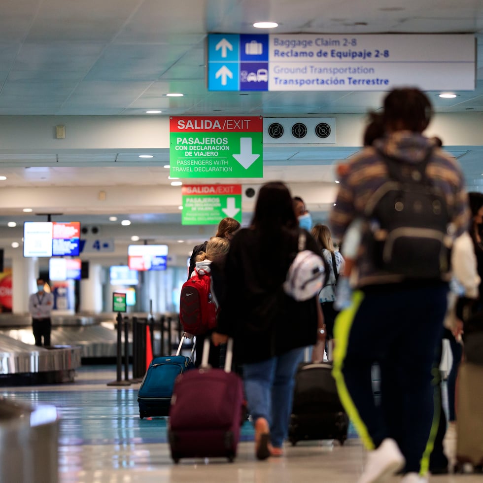 Aún no has llegado al área de inmigración y las guirnaldas, el ron, el coquito, la música del cuatro, los regalos y el festejo se cuelan por todas las esquinas de un aeropuerto que es todo tránsito, nada de permanencia, escribe Kristine Drowne.