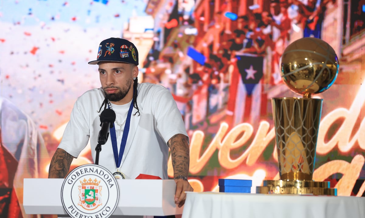 ¡Llegó el campeón! José Alvarado aterriza con el trofeo de la NBA en la isla
