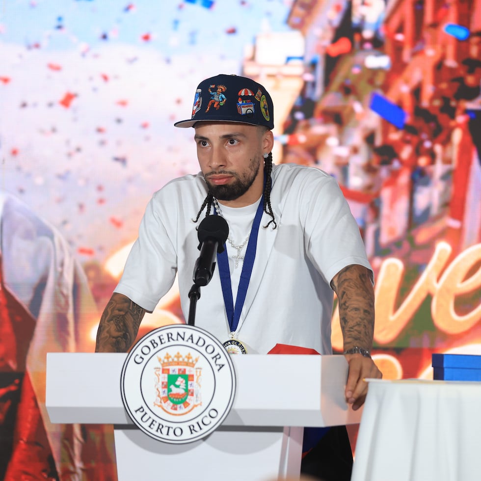 José Alvarado se dirige a los presentes en el Aeropuerto Luis Muñiz Marín a donde llegó acompañado de su familia y el trofeo de campeón de la NBA.