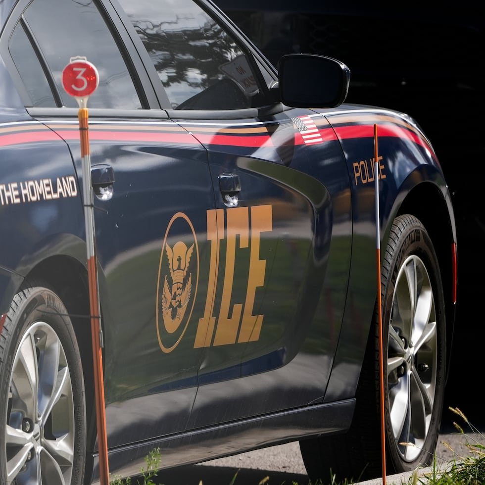 La encuesta reflejó un rechazo a los arrestos de ICE y la política migratoria del presidente Trump.