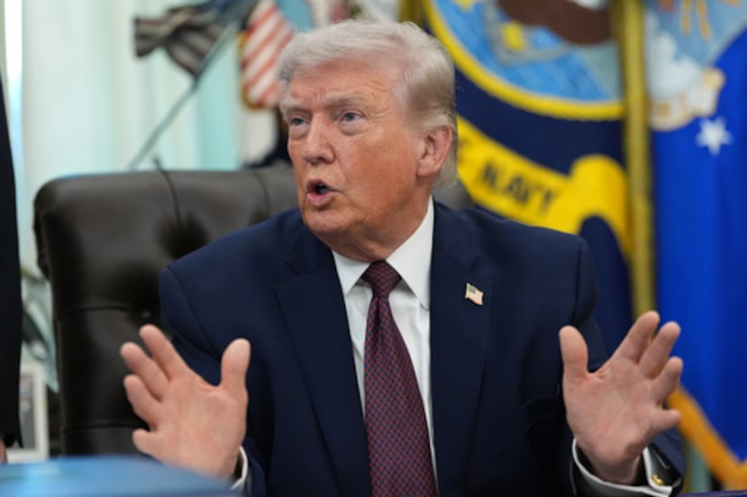 El presidente Donald Trump responde a las preguntas de los periodistas tras firmar una orden ejecutiva en el Despacho Oval de la Casa Blanca el martes 31 de marzo de 2026, en Washington. (AP Photo/Alex Brandon)