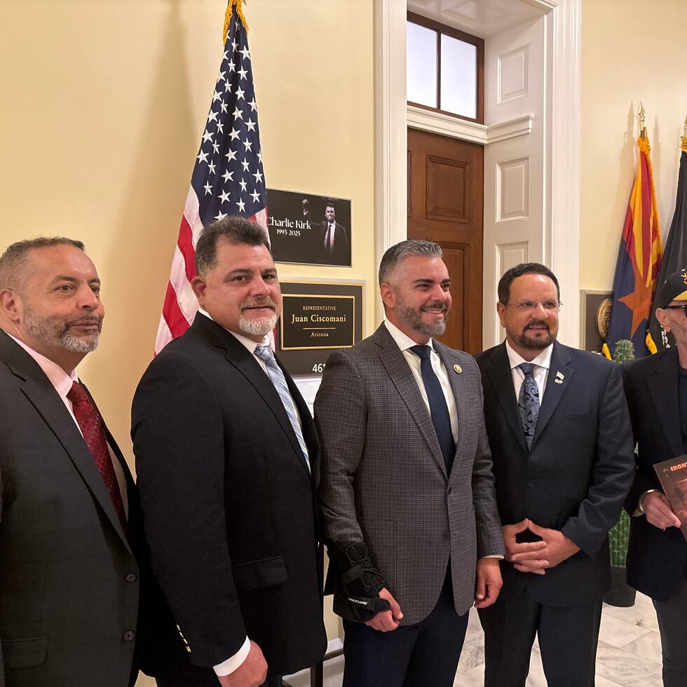 A group of veterans led by retired Colonel Arnaldo Claudio met with Republican Congressman Juan Ciscomani, center. Photo by José A. Delgado