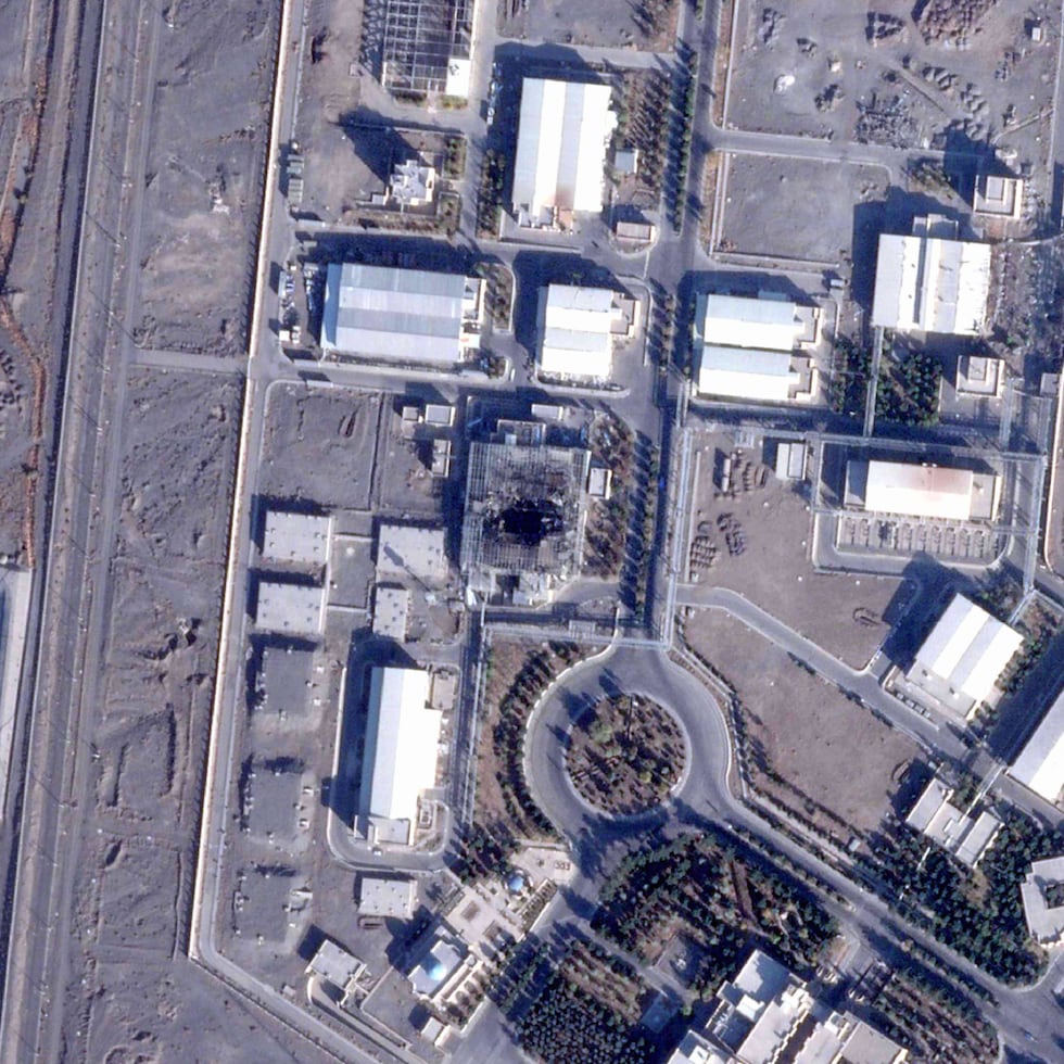 Esta imagen satelital de Planet Labs PBC muestra los escombros de la Planta Piloto de Enriquecimiento de Combustible en el sitio de enriquecimiento nuclear de Natanz, Irán, el 3 de diciembre de 2025.