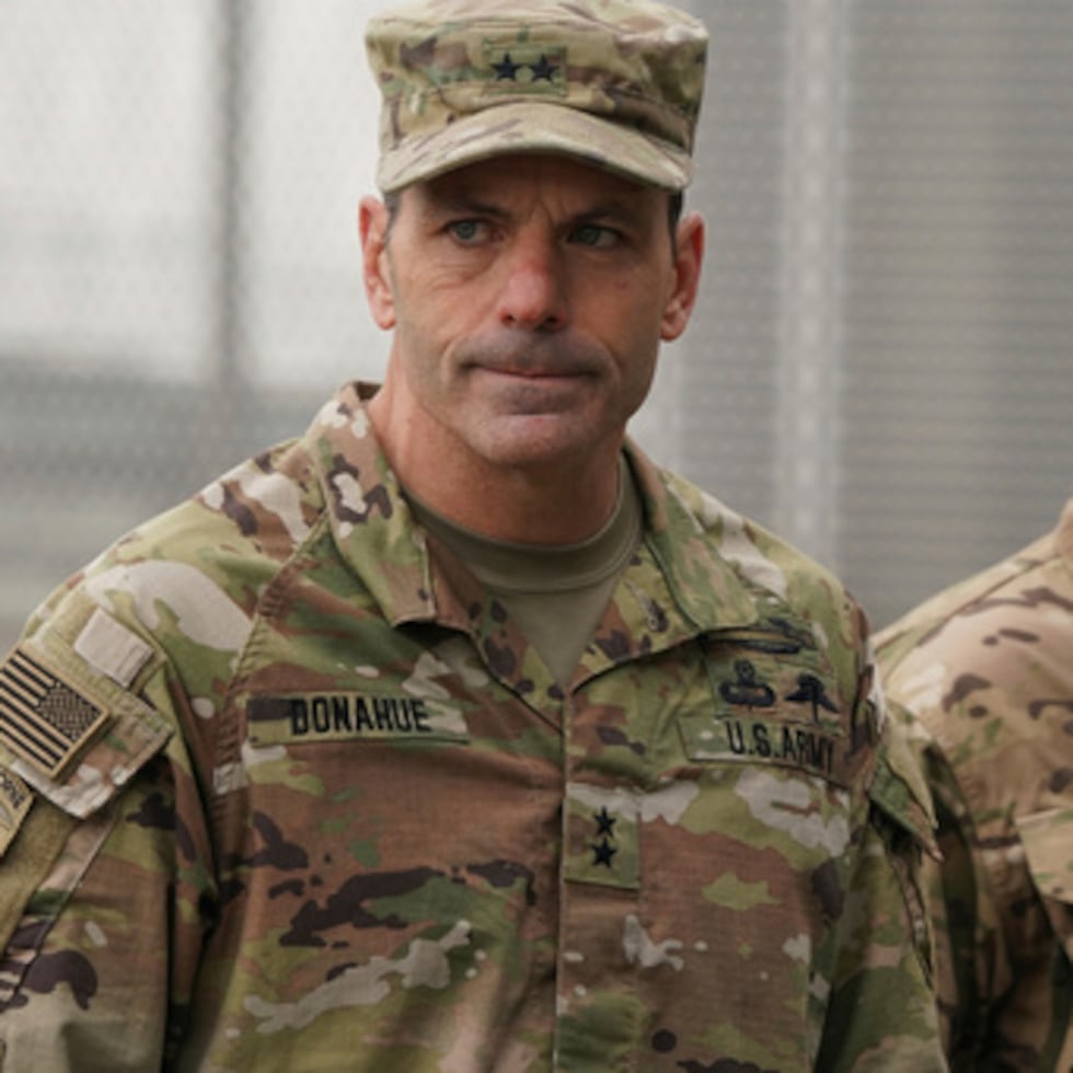 El general Christopher Donahue (izquierda), comandante general del Ejército de los Estados Unidos en Europa y África y comandante del Mando Terrestre Aliado de la OTAN, dejará su cargo el 2 de julio.