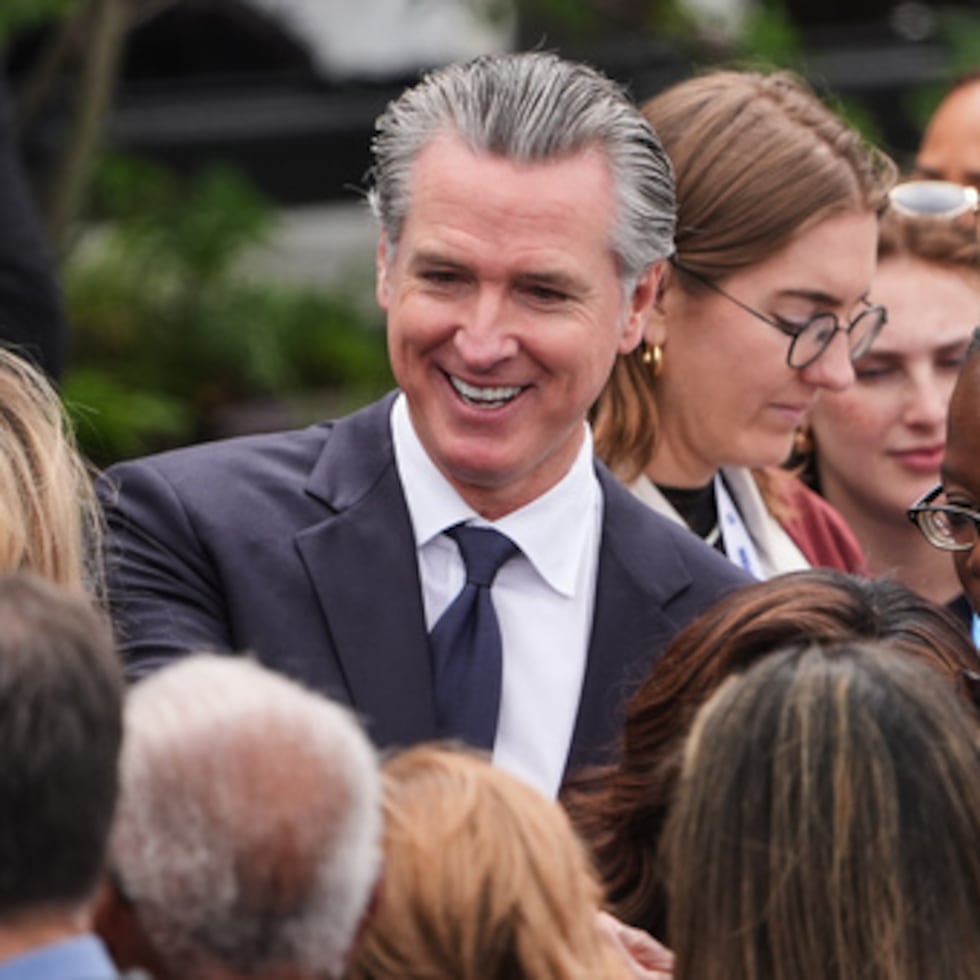 El gobernador de California, Gavin Newsom, se mezcla entre los asistentes antes de la ceremonia de inauguración del Centro Presidencial Obama, celebrada el jueves 18 de junio de 2026 en Chicago. (Foto AP/Jeff Roberson)