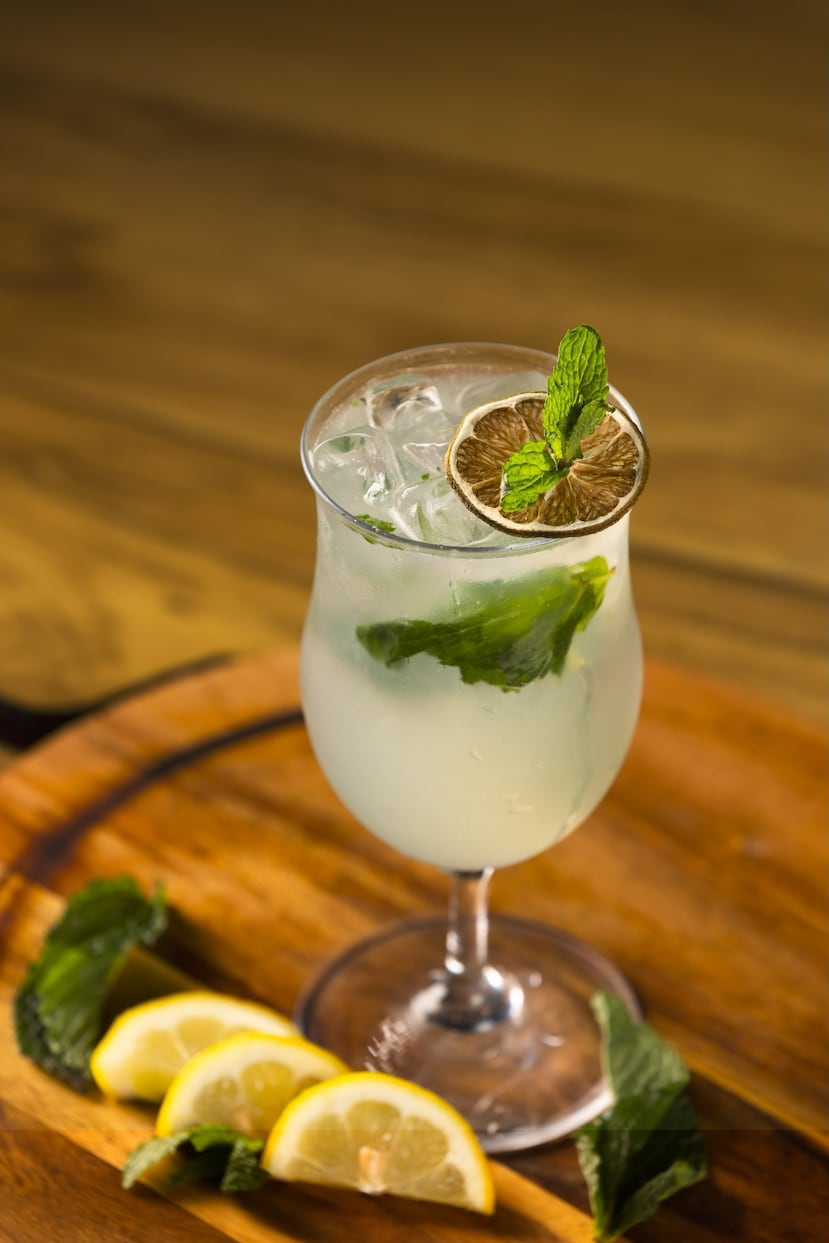 Mojito Grill & Sport Bar ofrece una amplia variedad de mojitos y cócteles tropicales.