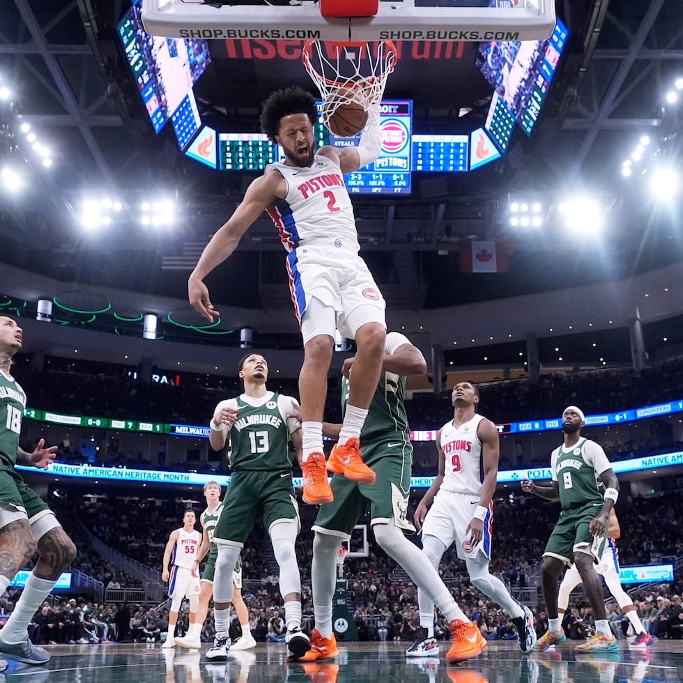 Cade Cunningham, de los Pistons de Detroit, encesta ante los Bucks de Milwaukee en la primera mitad del encuentro del sábado 22 de noviembre de 2025 (AP Foto/Morry Gash)