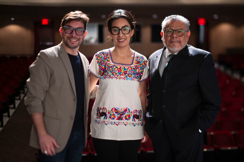 De izquierda a derecha: Ismanuel Rodríguez, director del Programa de Artes Escénicas del ICP; Sarahí Esquivel, directora de Asuntos Culturales del Consulado General de México; y Juan Manuel Calderón, cónsul general de México.