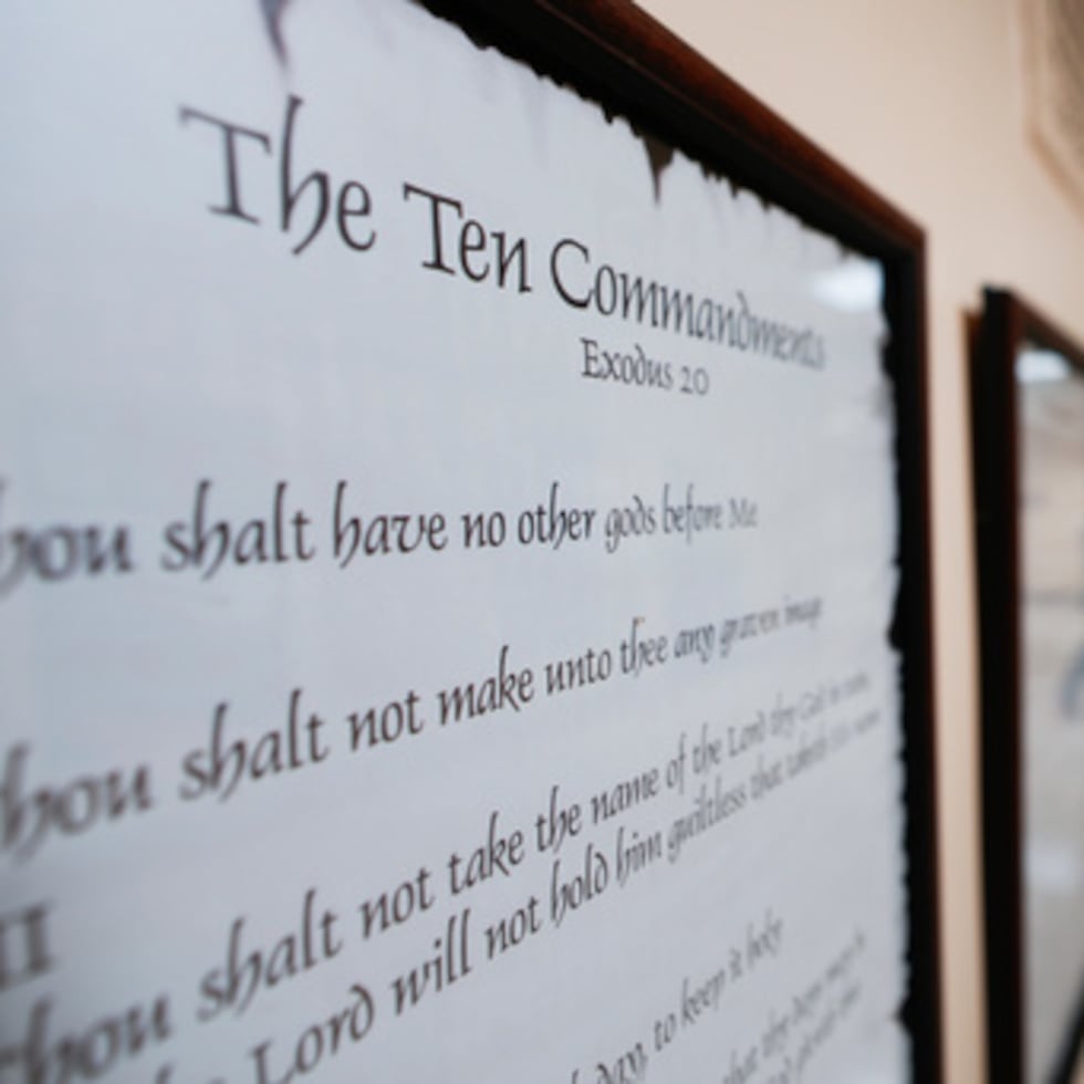 Una copia de los Diez Mandamientos se exhibe junto a otros documentos históricos.