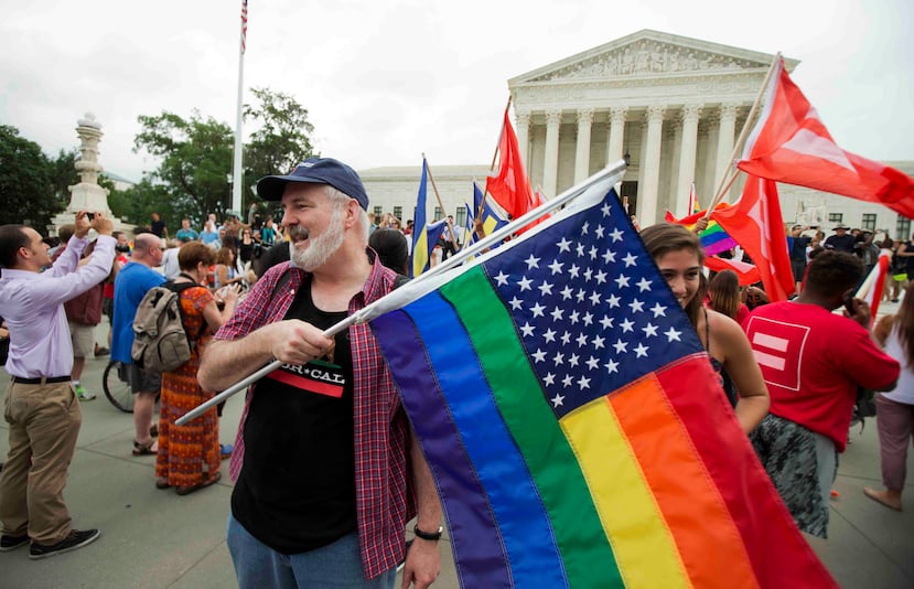 La decisión anuló la potestad de los estados para prohibir las uniones entre homosexuales y convirtió el matrimonio gay en un derecho constitucional.