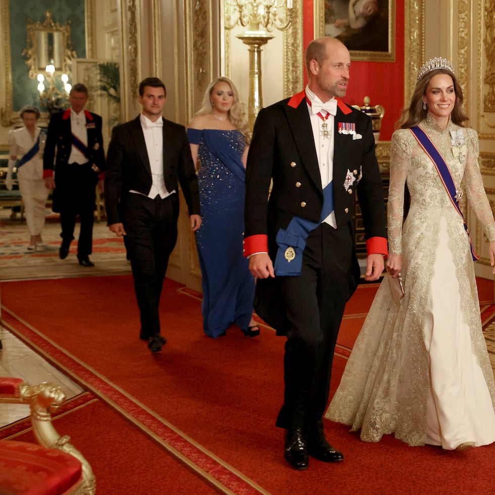 El príncipe William y su esposa Kate Middleton sonrientes a su llegada.