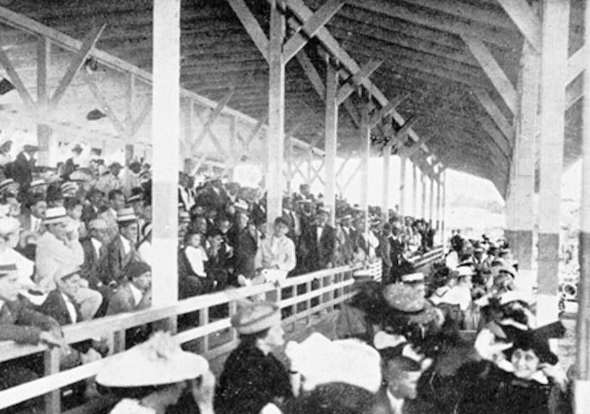 Gradas del hipódromo en la parada 20, Puerto Rico Ilustrado, 1916,.