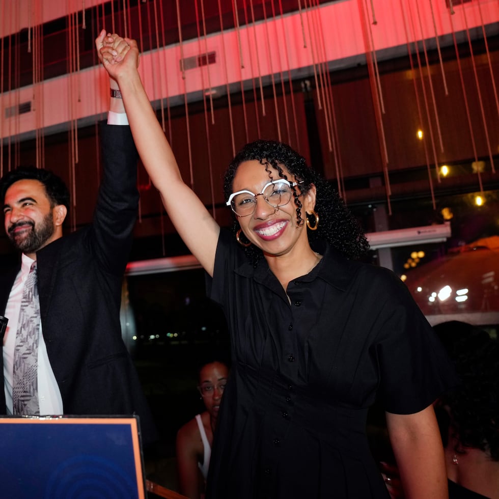 Darializa Ávila Chevalier celebra junto al alcalde de Nueva York, Zohran Mamdani, su victoria en primarias, el pasado 23 de junio.