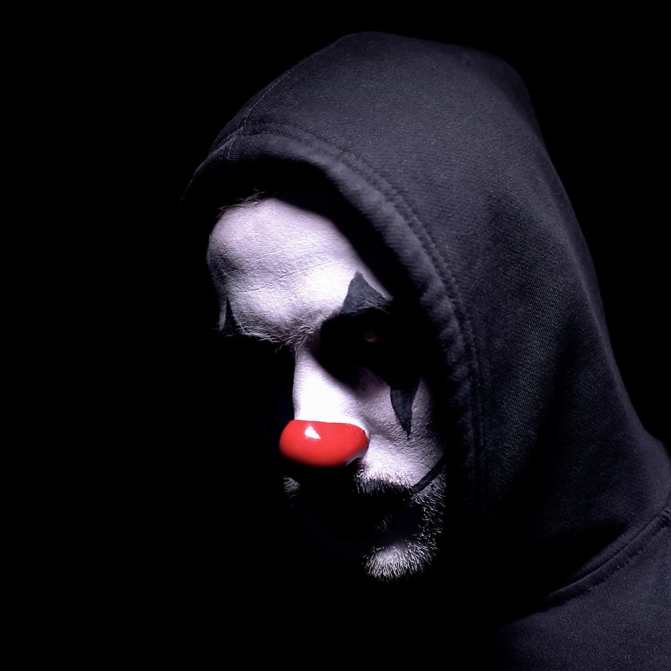 Según el informe policiaco, los asaltantes estaban vestidos de negro con máscaras de payaso.