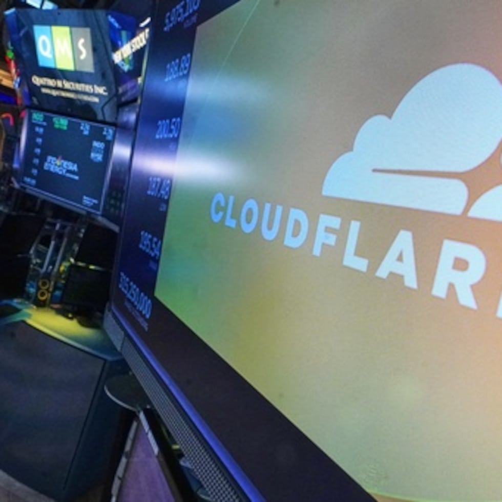 El logotipo de Cloudflare se muestra sobre un puesto de negociación en el parqué de la Bolsa de Nueva York, el martes 18 de noviembre de 2025. (AP Photo/Richard Drew)