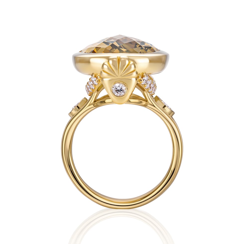 “Bahía” es un anillo con un topacio limón ovalado facetado, enmarcado en dos motivos en forma de conchas.