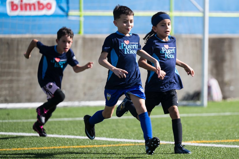 Niños y niñas participan de la clínica en el Bayamón Soccer Complex.