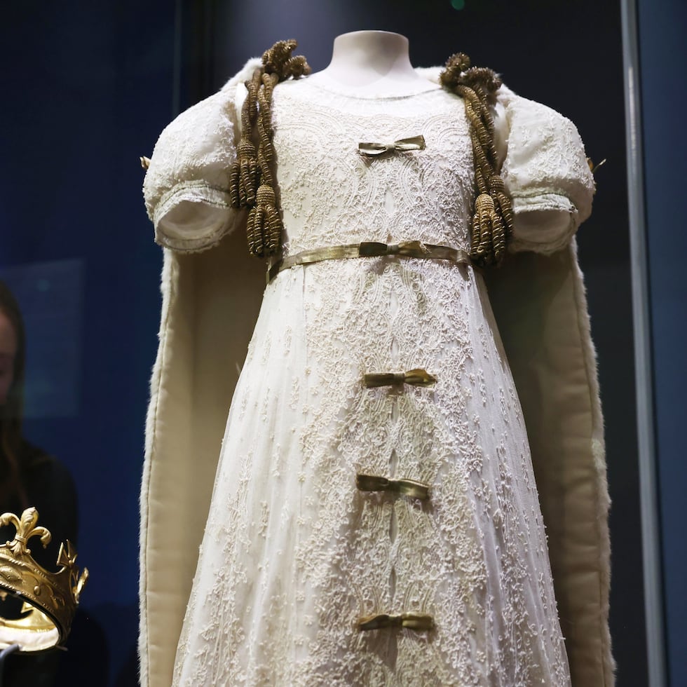 La exposición reúne unas 200 piezas, entre ellas abrigos, vestidos de día y de noche, así como guantes, zapatos, pamelas, sus legendarios minibolsos, joyas y tiaras.