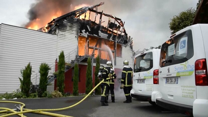 Bomberos intentan contener un incendio en una casa de descanso para ancianos en Wintzenheim, en el noreste de Francia.
