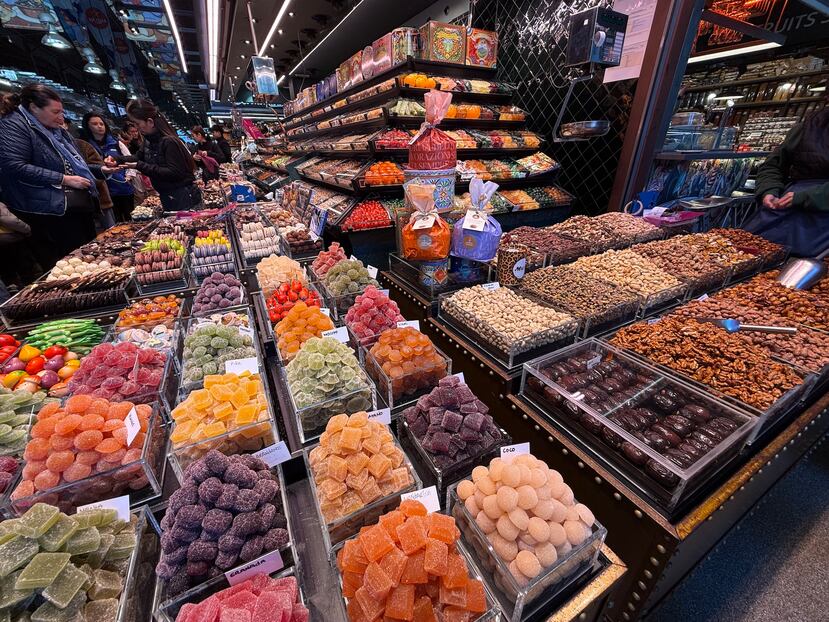 En el mercado hay variedad de dulces, frutas y especias, que son muy llamativos por sus colores y olores. (Gregorio Mayí/Especial para GFR Media)