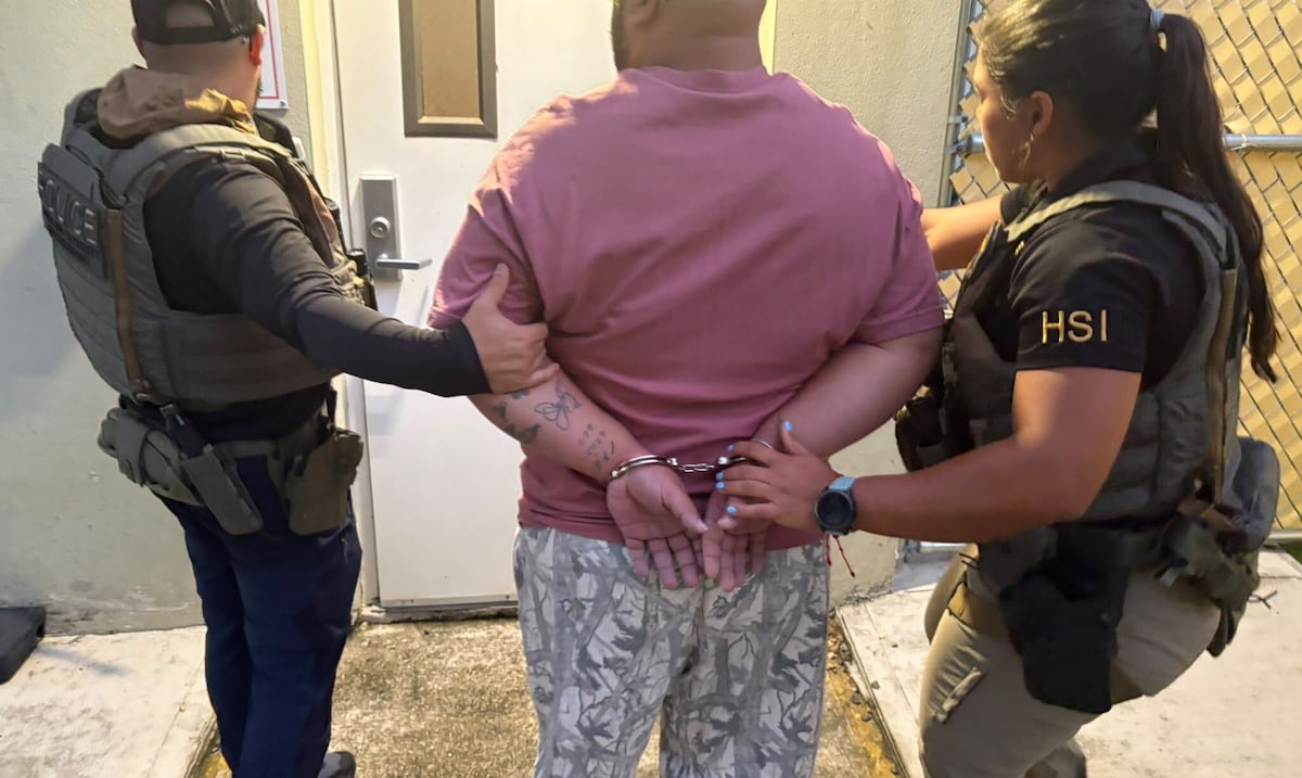 Gran jurado acusa a empleado del Senado por pornografía infantil