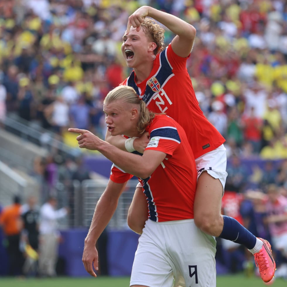 Erling Haaland (9), de Noruega, celebra con Andreas Schjelderup (21) después de anotar su segundo gol durante el partido de octavos de final de la Copa del Mundo entre Brasil y Noruega en East Rutherford, Nueva Jersey.