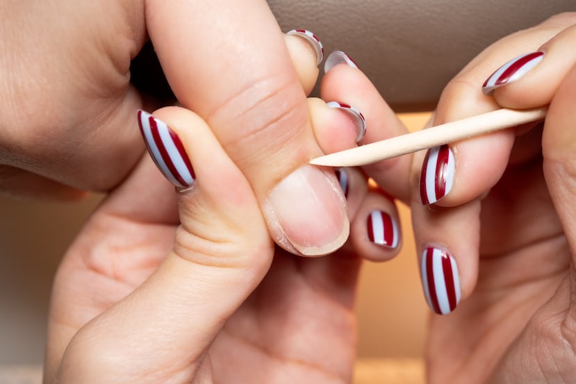 Si deseas mantener las uñas saludables en casa, entre una cita de manicura y otra, es recomendable tener una rutina sencilla que incluya limarlas y bajar la cutícula con un palito de naranjo.