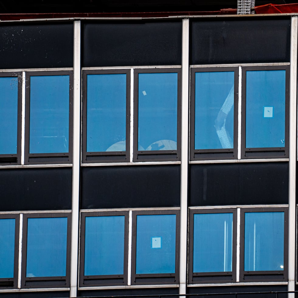 El rascacielos de 37 pisos en el número 235 de la calle 42, en el este de la isla, es un antiguo edificio de oficinas.