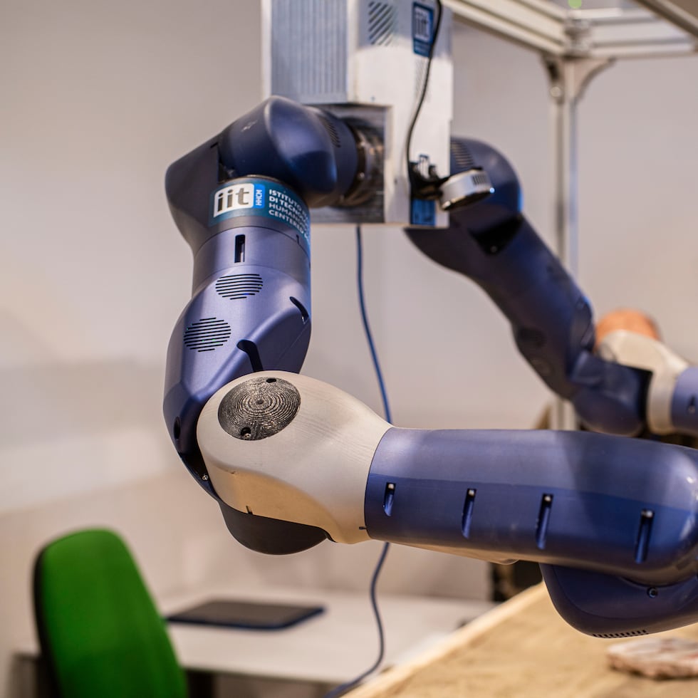 Un robot guiado por inteligencia artificial ha ayudado a recomponer frescos fragmentados del área arqueológica de Pompeya, la ciudad destruida por la erupción del Vesubio en el año 79, utilizando la robótica para reordenar los restos como si se tratara de un rompecabezas.