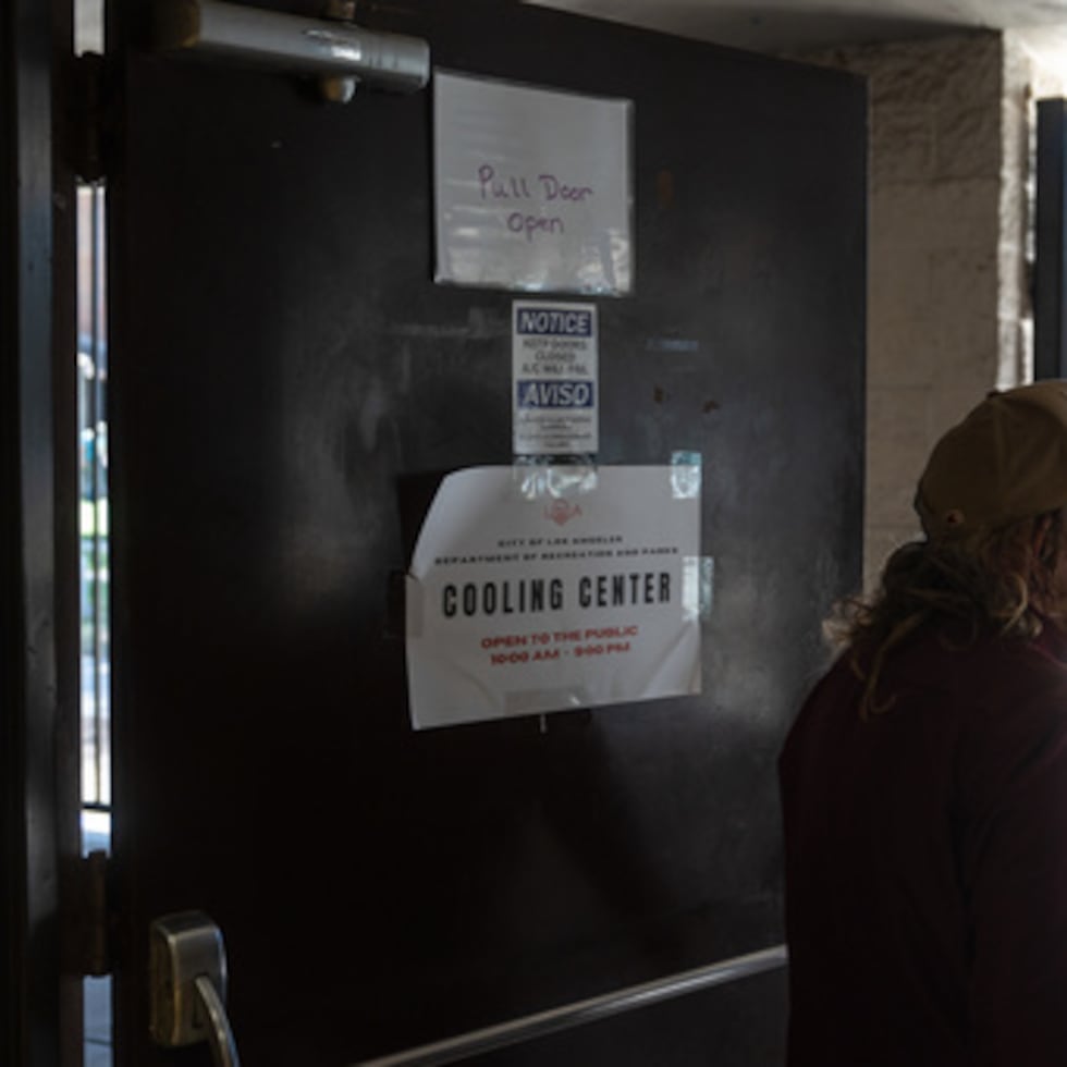 Daniel Aragonez sale de un centro de refrigeración en Los Ángeles, el viernes 31 de julio. Varias ciudades emitieron avisos para que la población permaneciera en sus hogares.