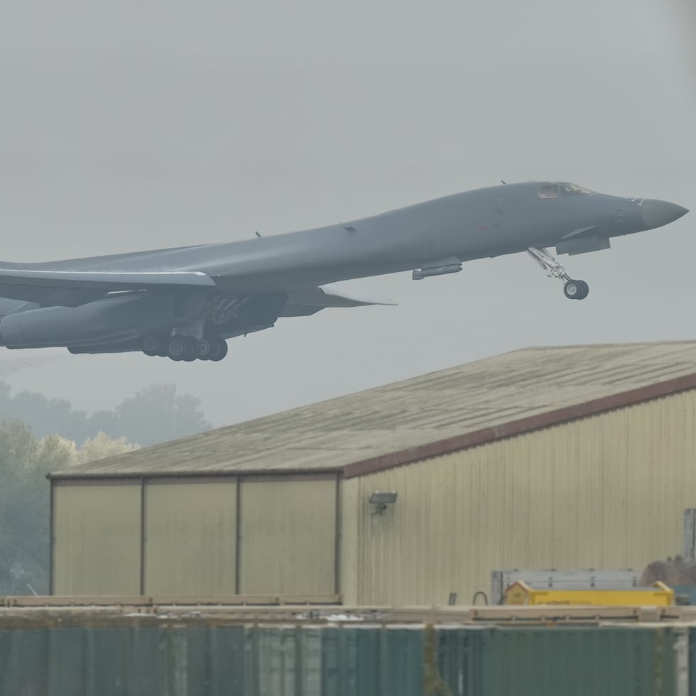 Un bombardero B-1 despega de la base RAF Fairford en Fairford, Inglaterra.