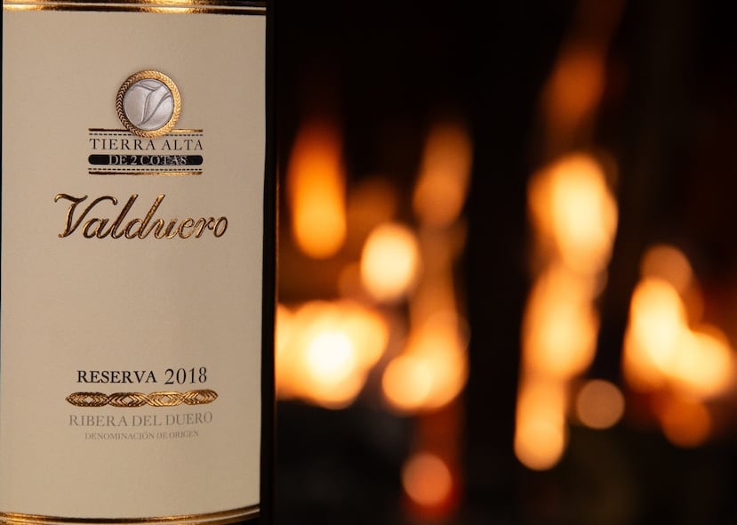 Valduero Dos Cotas Reserva procede de viñedos de bajo rendimiento y envejece durante 30 meses en barrica y otros 30 meses en botella.